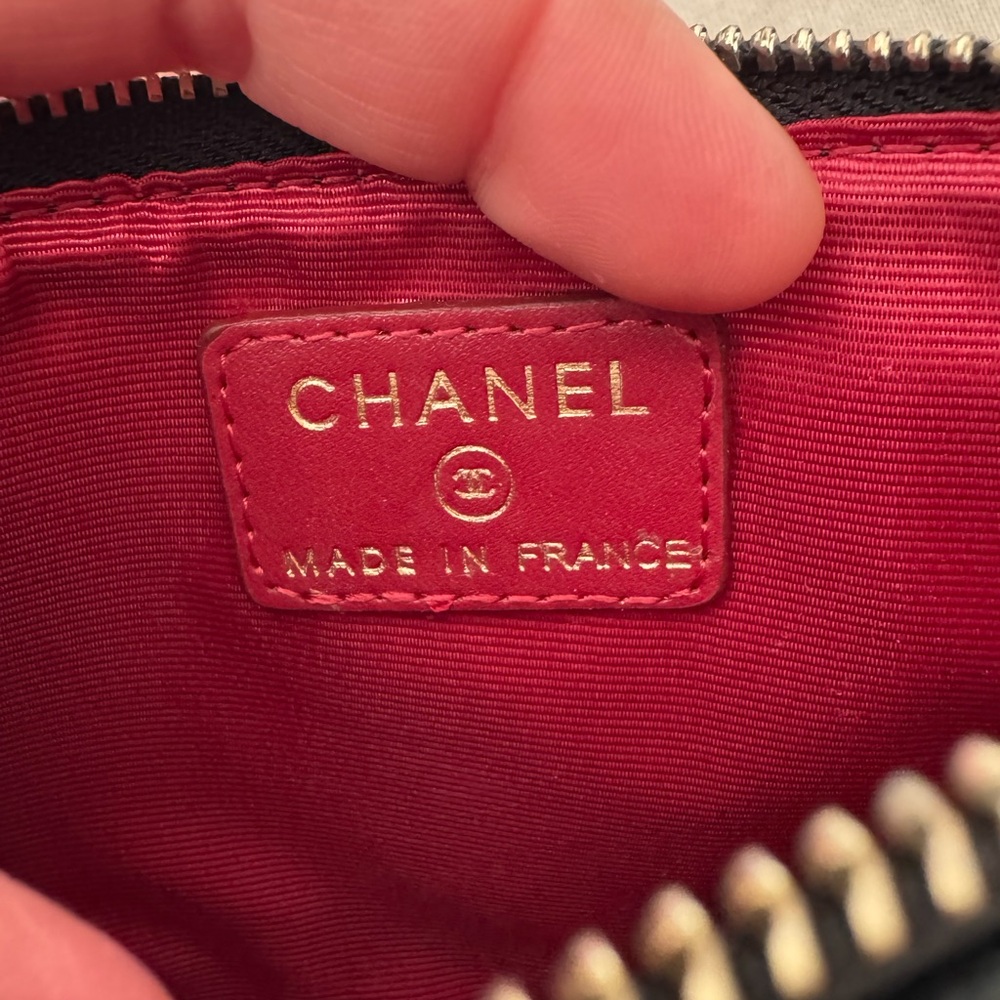 CHANEL Red Quilted Interior Zip Card Case with Gold Logo - Picture 3 of 4